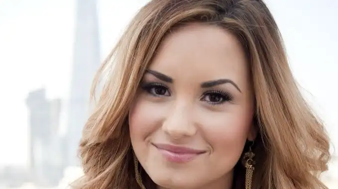 Demi Lovato pospone concierto tras quedarse sin voz