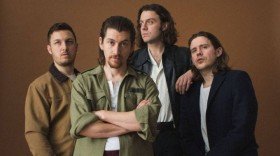 Arctic Monkeys presentan el vídeo de 'Sculptures Of Anything Goes'
