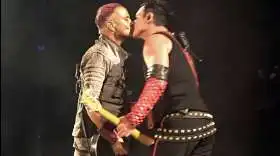 Dos miembros de Rammstein se besan en un concierto en Rusia para criticar la homofobia en el país