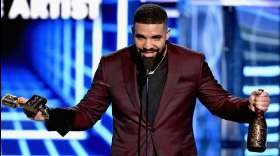 Drake arrasa en los premios Billboard, logrando doce galardones