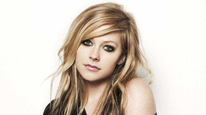 Avril Lavigne anuncia su regreso para septiembre