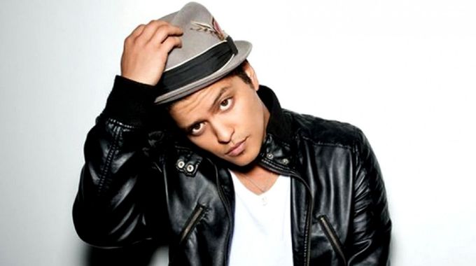 Bruno Mars se convierte en el primer artista en obtener cinco sencillos de Diamante