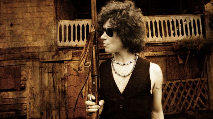 Enrique Bunbury presenta el vídeo En bandeja de plata Enrique Bunbury presenta el vídeo En bandeja de plata