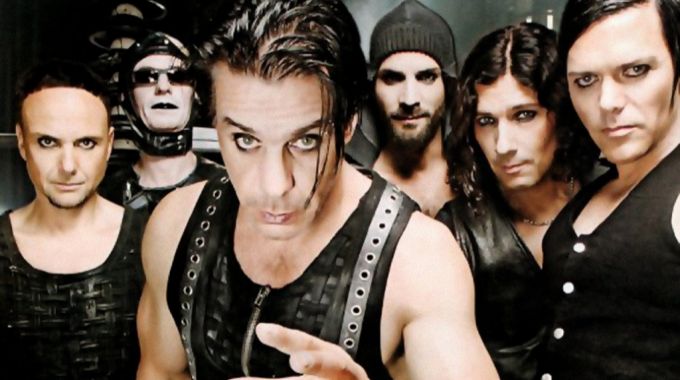 Dos miembros de Rammstein se besan en un concierto en Rusia para criticar la homofobia en el país Dos miembros de Rammstein se besan en un concierto en Rusia para criticar la homofobia en el país