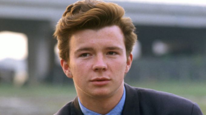 Rick Astley recrea el vídeo de 'Never gonna give you up' 35 años después Rick Astley recrea el vídeo de 'Never gonna give you up' 35 años después