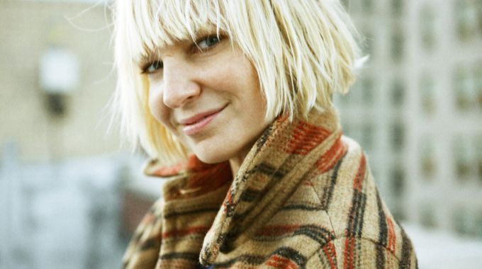 La cantante Sia revela que padece una enfermedad degenerativa La cantante Sia revela que padece una enfermedad degenerativa