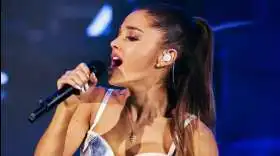 Ariana Grande rinde tributo a Mac Miller en el inicio de su gira