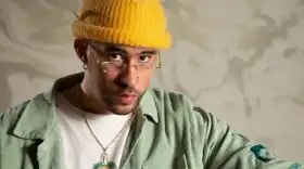 Bad Bunny se defiende de vídeo en el que arroja el móvil de un fan