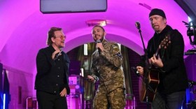 Bono y The Edge ofrecen un concierto en el metro de Kiev