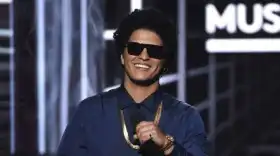 Bruno Mars se convierte en el primer artista en obtener cinco sencillos de Diamante