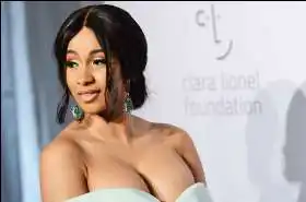 Cardi B posa desnuda dos meses después de haber dado a luz