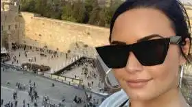 Demi Lovato visita Israel y se bautiza en el río Jordán