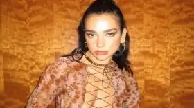 Dua Lipa luce abdominales en una sesión de fotos