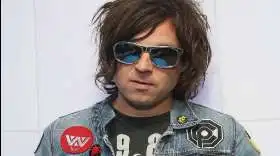 Investigan a Ryan Adams por relaciones con una menor