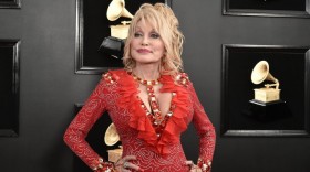 Jeff Bezos dona 100 millones a Dolly Parton para actividades filantrópicas