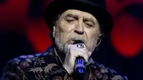 Joaquín Sabina se recupera lentamente de la caída del escenario en su actuación en madrid