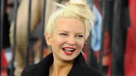 La cantante Sia revela que padece une enfermedad degenerativa