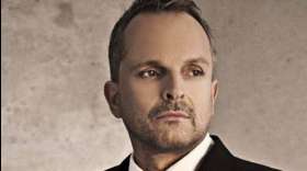 Miguel Bosé fija su residencia en México