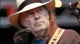 Neil Young se ha casado con Daryl Hannah