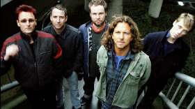 Pearl Jam versionea el tema Rebel Revel de David Bowie