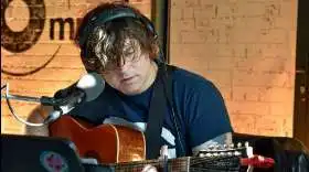 Ryan Adams suspende el lanzamiento de su nuevo álbum por escándalo sexual