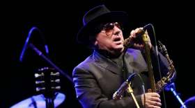 Van Morrison publica adelanto del nuevo álbum que publicará en octubre