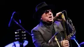 Van Morrison publica adelanto del nuevo álbum que publicará en octubre