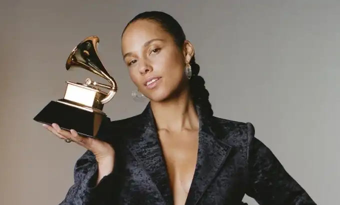 Alicia Keys anuncia 'Santa Baby', su primer álbum navideño Alicia Keys anuncia 'Santa Baby', su primer álbum navideño