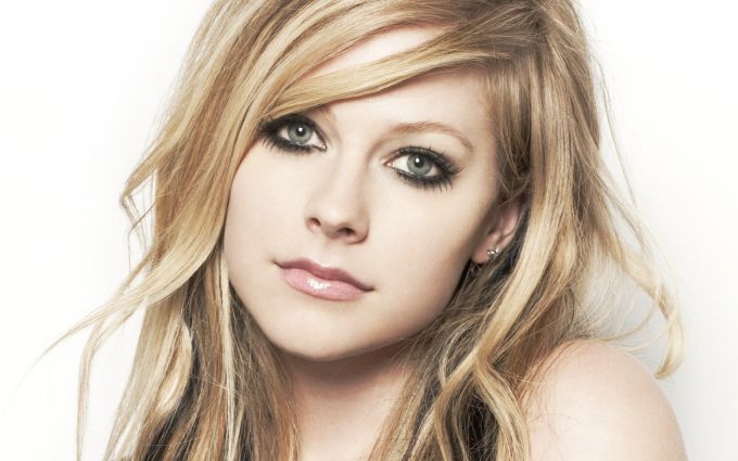 Avril Lavigne anuncia su regreso para septiembre