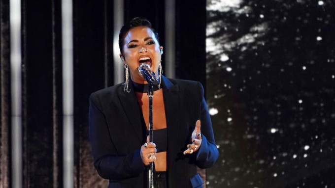 Demi Lovato pospone concierto tras quedarse sin voz Demi Lovato pospone concierto tras quedarse sin voz