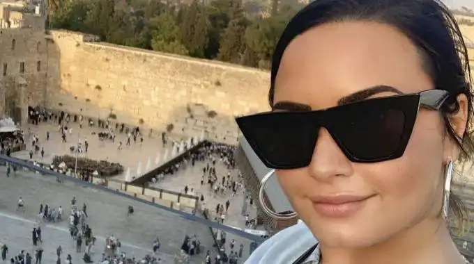 Demi Lovato visita Israel y se bautiza en el río Jordán Demi Lovato visita Israel y se bautiza en el río Jordán
