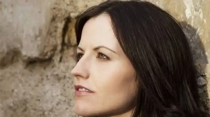 Dolores O'Riordan falleció ahogada en la bañera tras una intoxicación etÃlica Dolores O'Riordan falleció ahogada en la bañera tras una intoxicación etÃlica