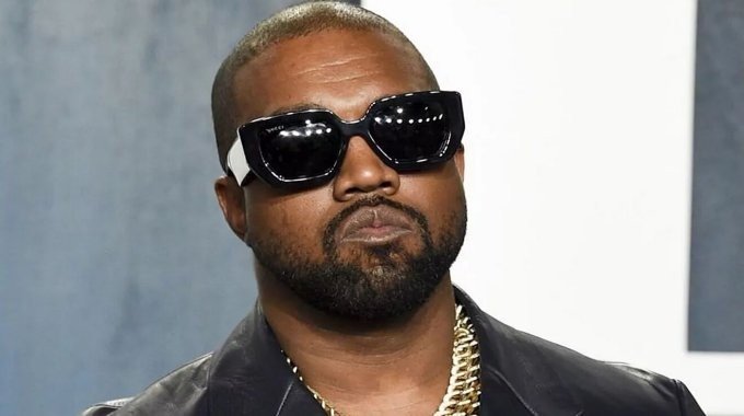 Kanye West desfila con una camiseta supremacista