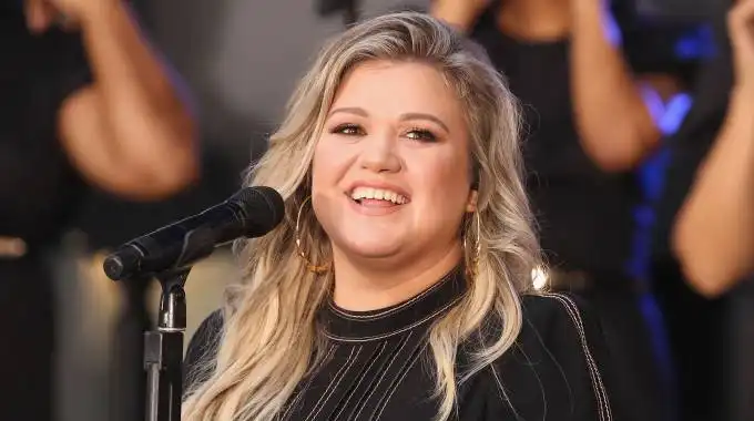 Kelly Clarkson regresa con Broken & Beautiful