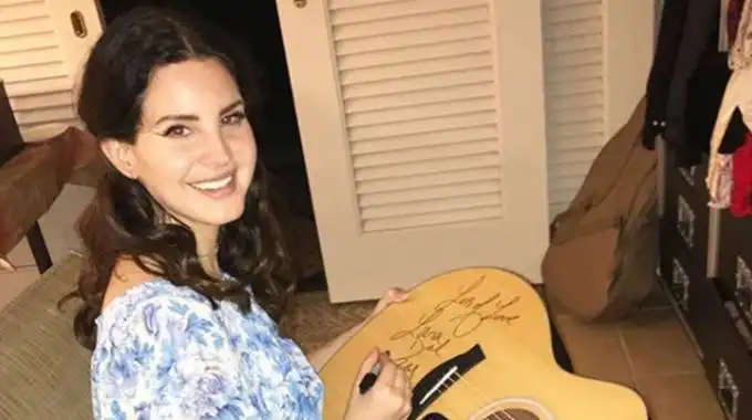 Lana del Rey da pistas sobre su primer libro de poesía