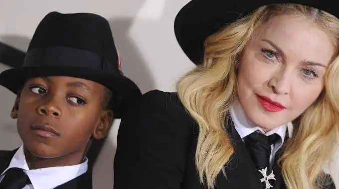 Madonna realiza actuación sorpresa en Nueva York junto a su hijo