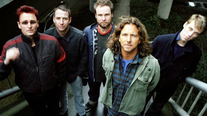 Pearl Jam versionea el tema Rebel Revel de David Bowie