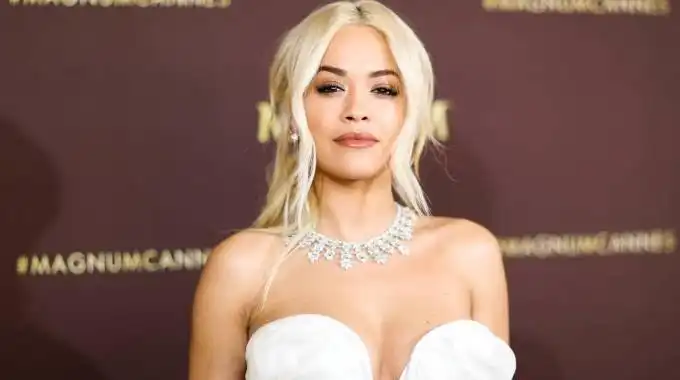Rita Ora - VÃdeo de 'How To Be Lonely' y polémica Rita Ora - VÃdeo de 'How To Be Lonely' y polémica