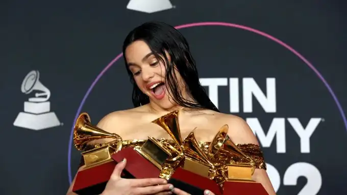 Rosalía gana el Latin Grammy al mejor álbum de 2022 Rosalía gana el Latin Grammy al mejor álbum de 2022