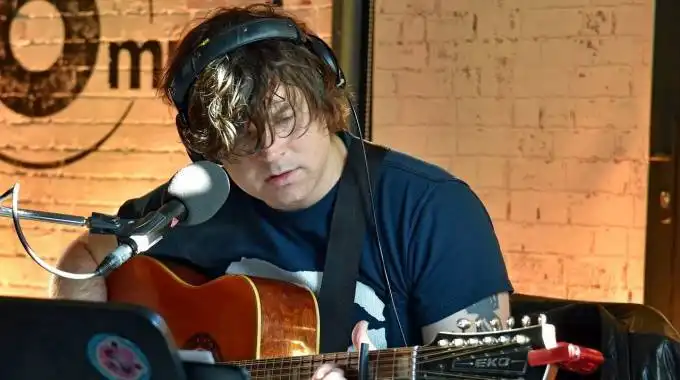 Ryan Adams suspende el lanzamiento de su nuevo álbum por escándalo sexual Ryan Adams suspende el lanzamiento de su nuevo álbum por escándalo sexual