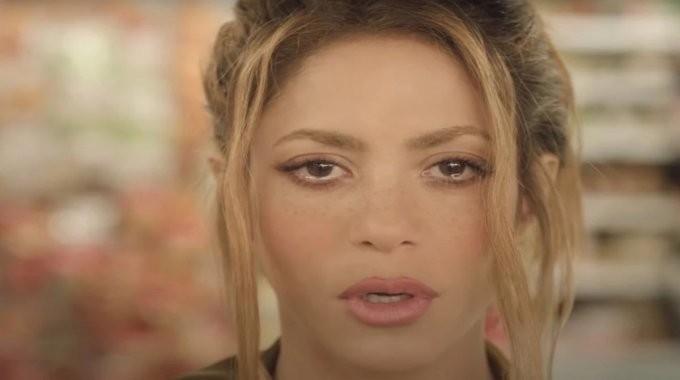 Shakira estrena 'MonotonÃa', con Ozuna Shakira estrena 'MonotonÃa', con Ozuna