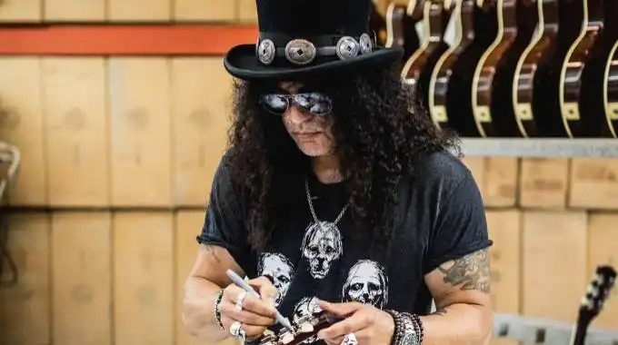 El guitarrista Slash confirma que Axl Rose está trabajando en nuevos temas El guitarrista Slash confirma que Axl Rose está trabajando en nuevos temas