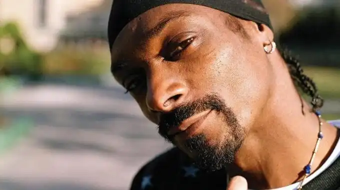 Snoop Dogg tiene contratado un liador de porros profesional