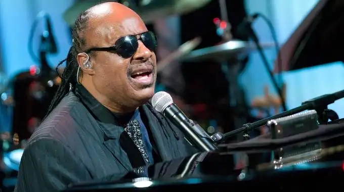 Stevie Wonder se emociona al recordar sus últimas palabras a Aretha Franklin