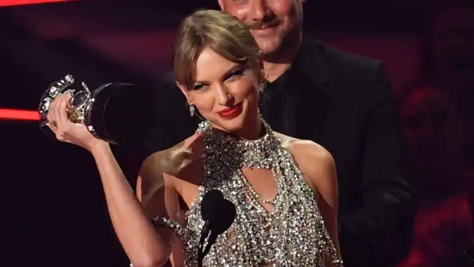 Taylor Swift anuncia su nuevo álbum, 'Midnights', al recibir el VMA al Mejor Vídeo del Año