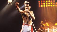 Freddie Mercury interpretando We are the champions