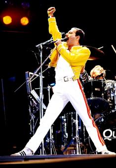 Freddie Mercury durante la actuación de Queen en el estadio de Wembley en 1986