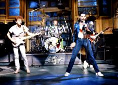 Queen actúa en el programa de televisión Saturday Night Live