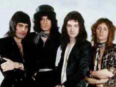 Queen graba su primer álbum